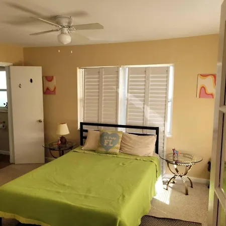236G 2Br Apt At Crescent Lake